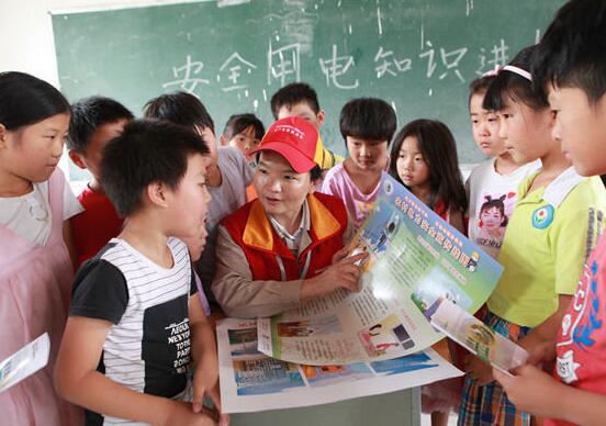 安徽涡阳：党员志愿者关爱困难留守儿童