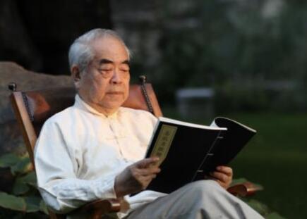 庆祝新中国成立70周年，《范曾文论专辑》出版
