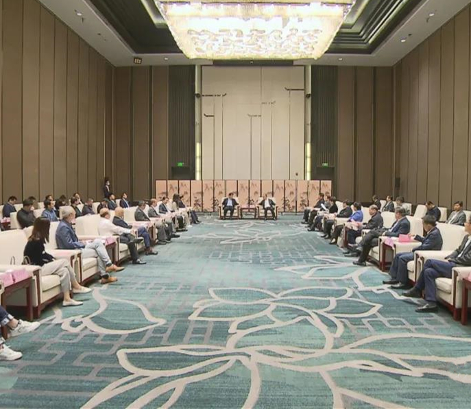 王清宪与亚杰商会企业家一行举行工作会谈
