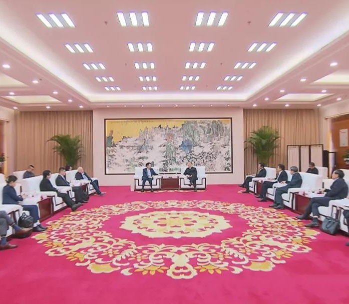 王清宪与国际半导体产业协会全球副总裁、中国区总裁居龙一行举行工作会谈