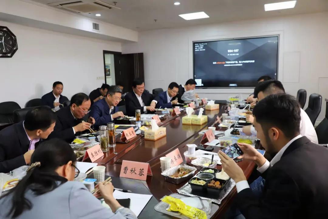 一场在会议室的“双招双引”午餐会